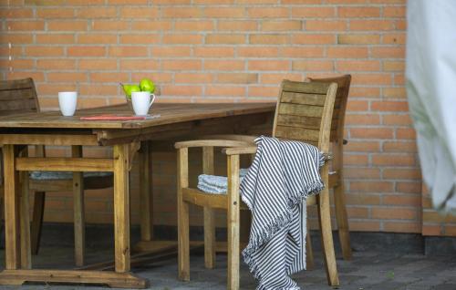 een houten tafel met twee stoelen en een handdoek bij Awesome Home In Slagelse With Wifi in Slagelse