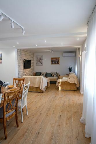 Μια τηλεόραση ή/και κέντρο ψυχαγωγίας στο Holiday Home Marija with pool