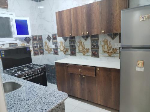 Dream House في الغردقة: مطبخ مع موقد وثلاجة