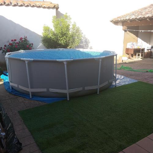 eine große Badewanne im Garten in der Unterkunft El Guarda in Sequera de Fresno