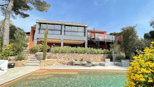 une maison avec une piscine devant une maison dans l'établissement villa 4ch 2 Sdb vue imprenable, à Fréjus