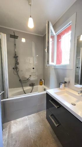 une salle de bain avec une douche, un lavabo et une baignoire dans l'établissement villa 4ch 2 Sdb vue imprenable, à Fréjus