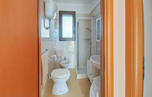 a white bathroom with a toilet and a sink at Cozy Home In Lendinuso With Wifi in Lendinuso