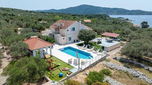 Holiday house with Pool Villa Maja