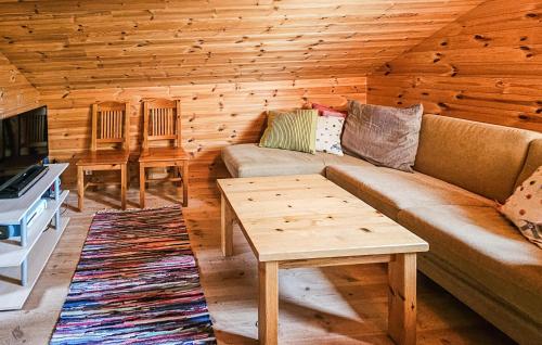 Televisyen dan/atau pusat hiburan di Stunning Home In Edland With Sauna