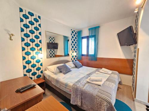 En eller flere senge i et værelse på VILLA VERA Apartments with pool, 200 m from the beach