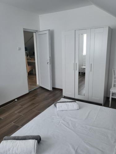 Cama o camas de una habitación en Apartmani-Sobe-Prenocište-Sipski kanal