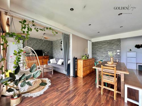 un salon avec une table et une chambre dans l'établissement Le Balcon des Alpes - Confort et Vue Unique, à Bonneville