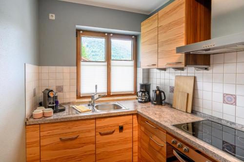 Kuchyň nebo kuchyňský kout v ubytování Das Bergquartier - Ferienwohnung Rabenkopf