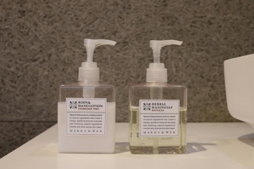 津和野町にあるcafe&hostel TMCのバスルームカウンターに座る石鹸2本