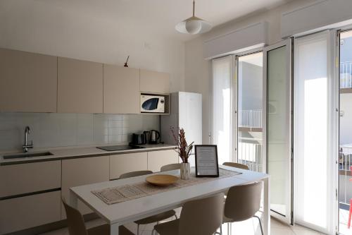 kuchnia ze stołem, na którym stoi laptop w obiekcie Dainese Apartments, Casa Abigail w mieście Lido di Jesolo