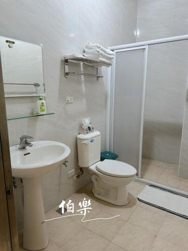 a bathroom with a toilet and a sink and a shower at 伯樂休閒旅店 Bole Leisure Hotel in Yuchi