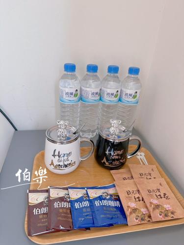 a group of bottles of water sitting on a tray at 伯樂休閒旅店 Bole Leisure Hotel in Yuchi