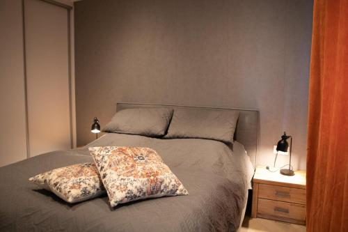 Postel nebo postele na pokoji v ubytování Luxe chalet op minicamping in waarde