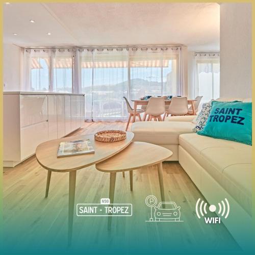 un salon avec un canapé et une table dans l'établissement Nouveau-La Florida - 4 personnes - 2 chambres - Saint-Tropez, à Saint-Tropez