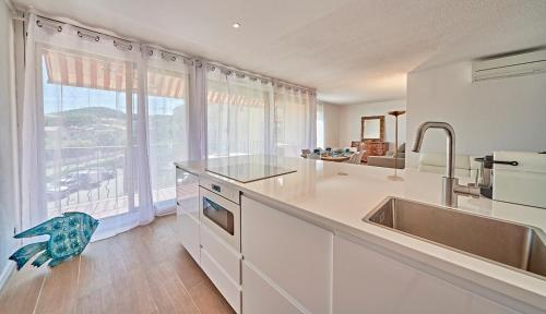 une cuisine avec une grande fenêtre et un évier dans l'établissement Nouveau-La Florida - 4 personnes - 2 chambres - Saint-Tropez, à Saint-Tropez