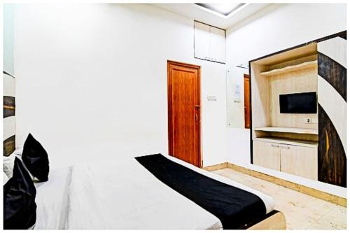 Μια τηλεόραση ή/και κέντρο ψυχαγωγίας στο LUXURY GUEST HOUSE SUDARSHAN VILLA - Near Bus Stop & Ruby Hospital - Only Indians Allowed - #RoomService #Parking #wifi - Fully Air Conditioning Hotel In Kolkata