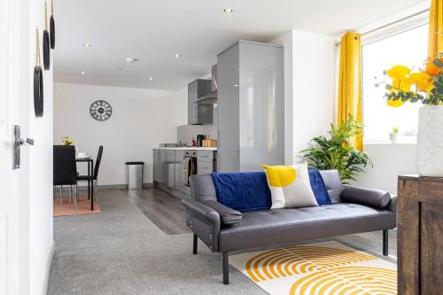 Ruang duduk di One Bedroom by Brookland Stays Serviced Accommodation Short Lets Leeds