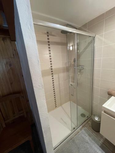 une douche avec une porte vitrée dans une salle de bain dans l'établissement Havre de Paix à 20 Min de Nice, à Levens