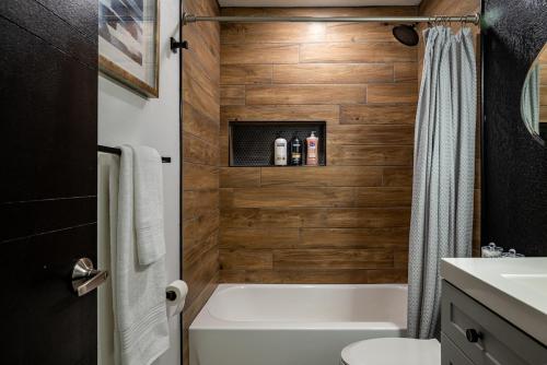 Modern 2BR DownTown Home with King Bed, Long Stays, WiFi, Netflix في أورلاندو: حمام مع حوض استحمام ومرحاض ومغسلة