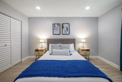 Modern 2BR DownTown Home with King Bed, Long Stays, WiFi, Netflix في أورلاندو: غرفة نوم بها سرير كبير وبطانية زرقاء