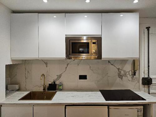 une cuisine avec un évier et un micro-ondes dans l'établissement Super appartement, 2 chambres, à Paris
