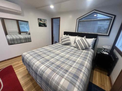 Postel nebo postele na pokoji v ubytování UNIT 2 Comfortable and pleasant unit
