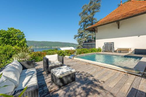 une cour arrière avec une piscine et une maison dans l'établissement M62 Jolie villa Veyrier-du-lac avec Jacuzzi et vue sur lac, à Veyrier-du-Lac