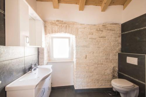 Ένα μπάνιο στο Villa Milena, a Rustic Summer Haven with Pool, Pets Welcome!