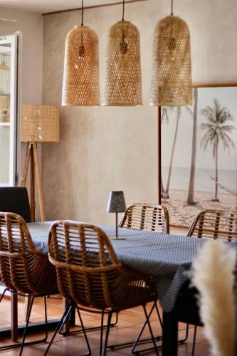 une salle à manger avec une table et des chaises bleues dans l'établissement Jolie maison, 3 chambres, jardin, piscine partagée, à Roquebrune-sur Argens