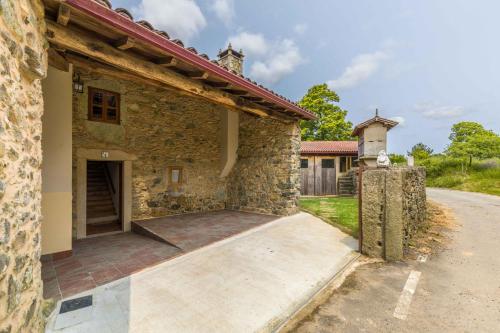 una vista esterna di una casa in pietra con vialetto di A Casa do Carpinteiro 