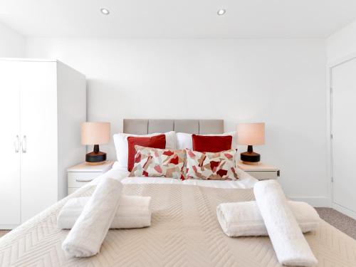 ライにあるPass the Keys Bosuns Loft - Superb Viewsの白いベッドルーム(赤い枕の大型ベッド付)