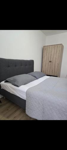Ein Bett oder Betten in einem Zimmer der Unterkunft Daniri