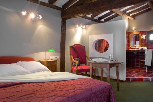 Tempat tidur dalam kamar di Relais du Bois Saint Georges - Hôtel de Charme