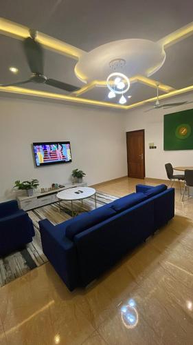 Una sala de estar con un sofá y un televisor de pantalla plana. en Cozy, Elegant, Central, Peaceful, en Cotonou