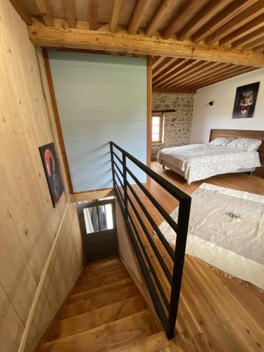- une chambre avec 2 lits et un escalier dans l'établissement Le fournil, à Saint-Didier-sur-Rochefort