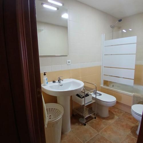 a bathroom with a sink and a toilet at Apartamento MG in Ayamonte