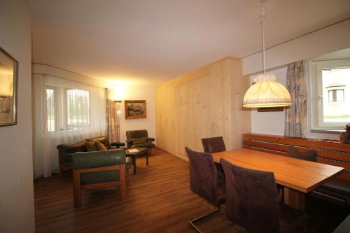 Posezení v ubytování Residenza Lagrev 1 1 2 Zimmerwohnung Nr 001 - Typ 15A - Hochparterre - Nord West