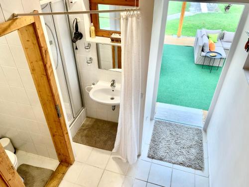 Koupelna v ubytování Szárszó Apartment with 3 rooms and PRIVATE BEACH, PRIVATE PARKING