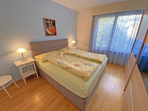een kleine slaapkamer met een bed en een raam bij Alle Vigne, 1 Stock by HolAp SA in Ascona