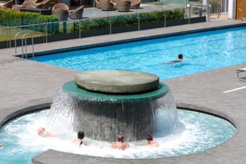 a group of people swimming in a swimming pool at Ferienwohnung Katja in der Villa Seeblick in Bad Saarow