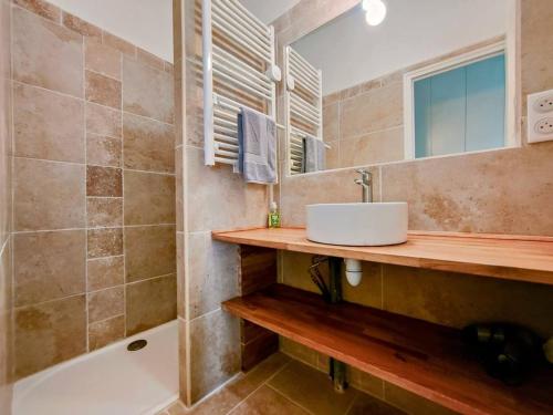 une salle de bain avec un lavabo et une baignoire dans l'établissement Saint Germain - Séjour à Auxerre, à Auxerre