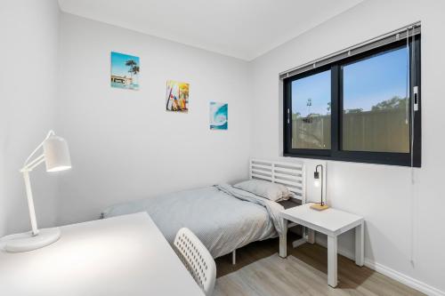Postel nebo postele na pokoji v ubytování Premium Modern Entire House-Walk to Curtin Uinversity-3 bedroom & 2 bathroom up for 4 People