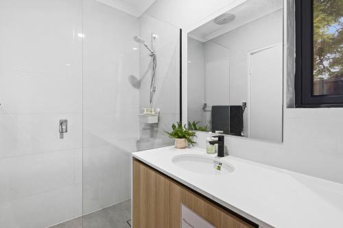 Koupelna v ubytování Premium Modern Entire House-Walk to Curtin Uinversity-3 bedroom & 2 bathroom up for 4 People