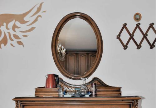 a mirror on top of a wooden table at La Rondinella in Castellero