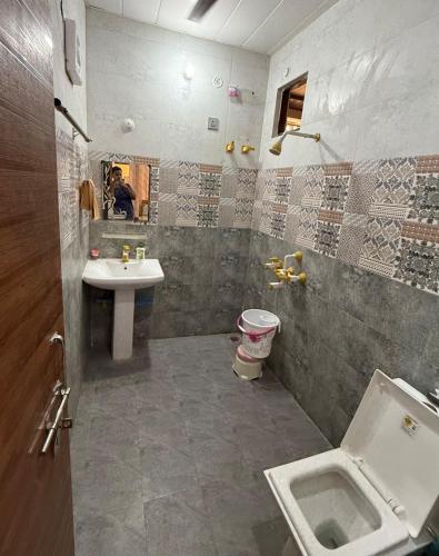 a bathroom with a toilet and a sink at Luxury Appartment Radha Kunj in Vrindāvan