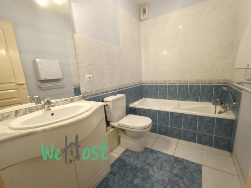 une salle de bain avec toilettes, lavabo et baignoire dans l'établissement Studio with Balcony, à La Rochelle
