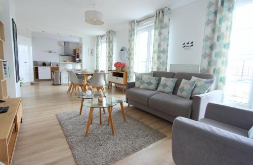 un salon avec un canapé et une table dans l'établissement DANUBE4 Top floor apartment 6-8pers Disneyland, à Serris