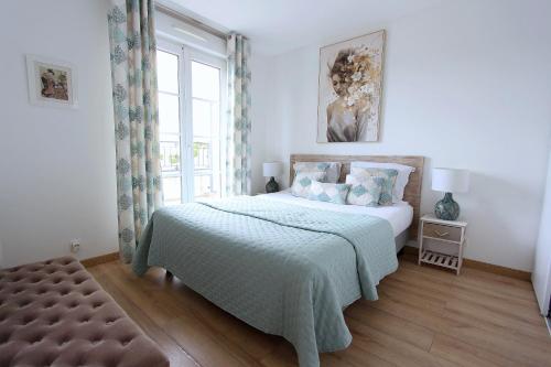 une chambre blanche avec un lit et une fenêtre dans l'établissement DANUBE4 Top floor apartment 6-8pers Disneyland, à Serris