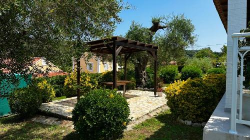Κήπος έξω από το Serenity Studios Arillas Corfu